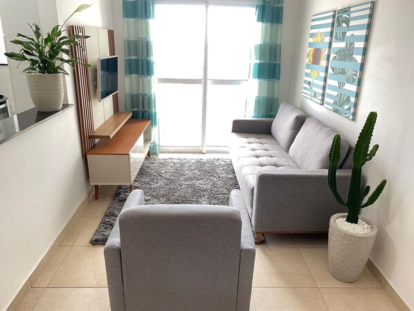 Apartment | Living area | 39-inch flat-screen TV with digital channels, TV, streaming services - Pé na Areia Praia do Caiçara II (Praia Grande)