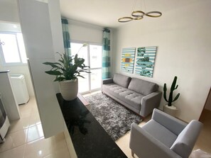 Appartement | Woonruimte | Een 39-inch flatscreentelevisie met digitale zenders en televisie