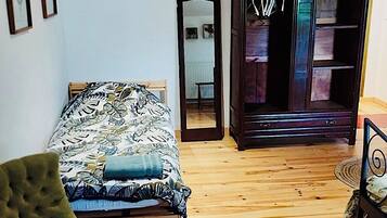 5 Schlafzimmer, Schreibtisch, Bügeleisen/Bügelbrett, Reisekinderbett