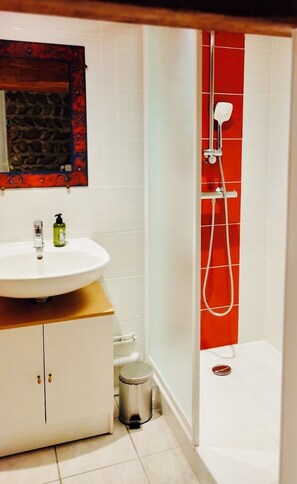 Dusche, Haartrockner, Handtücher, Seife