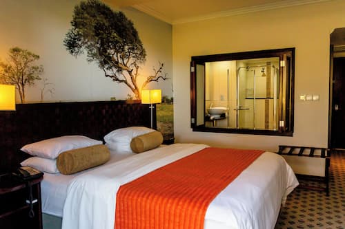 Standaard tweepersoonskamer | Luxe beddengoed, Select Comfort-bedden, een minibar, een laptopwerkplek