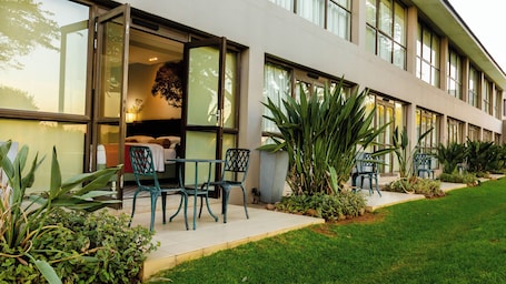 Premium bedding, Select Comfort beds, minibar, laptop workspace
