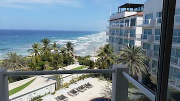 Premium-Doppelzimmer, Balkon, Meerblick | Unterkunftsgelände