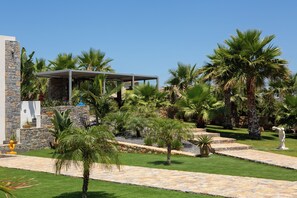 Property grounds - Spacious 5-bedroom villa in tranquil Agkisaras Hersonisos with AC, WiFi (Agkisaras Hersonisos)