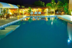 2 outdoor pools