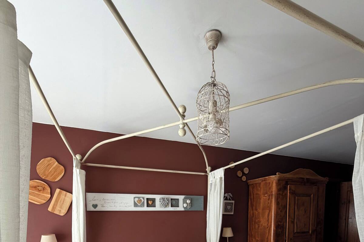 Double Room, Bathtub, Queen size bed | Blendingsgardiner, wi-fi (inkludert) og sengetøy