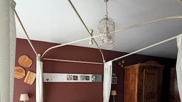 Cortinas blackout, wifi gratis y ropa de cama