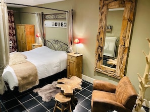 Double Room, Bathtub, Queen size bed | 遮光窗簾/窗簾、免費 Wi-Fi、床單