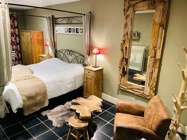 Chambre Double, baignoire, lit queen