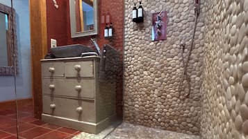 Deluxe Double Room with Shower | Bathroom | Slippers, towels