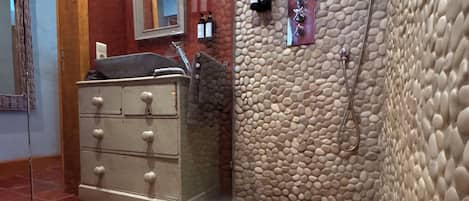 Deluxe Double Room with Shower | Bathroom | Slippers, towels