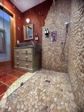Deluxe Double Room with Shower | Banheiro | Chinelos, toalhas de banho. Comme à la ferme