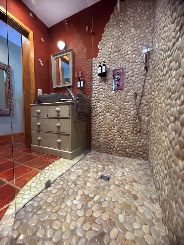 Deluxe Double Room with Shower | 浴室 | 拖鞋、提供毛巾