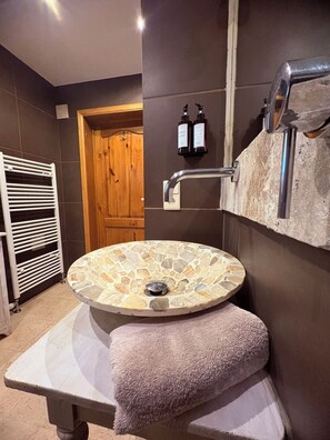 Double Room, Bathtub, Queen size bed | Bathroom