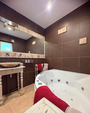 Double Room, Bathtub, Queen size bed | Bad | Tøfler og håndklær