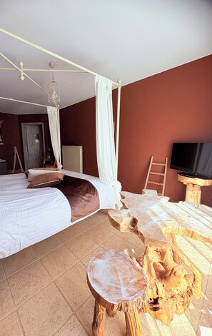 Double Room, Bathtub, Queen size bed | Mörkläggningsgardiner, gratis wi-fi och sängkläder