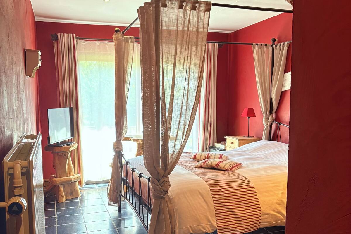 Cortinas blackout, wifi gratis y ropa de cama 