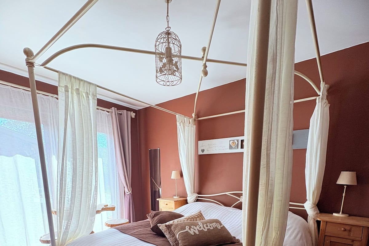 Blackout curtains, free WiFi, bed sheets