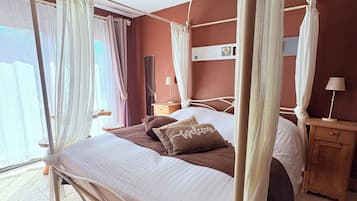 Double Room, Bathtub, Queen size bed | Blackout drapes, free WiFi, bed sheets