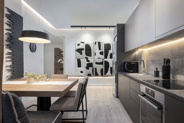Apartment, 3 Bedrooms, Balcony, City View | Private kitchen