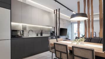 Apartment, 3 Bedrooms, Balcony, City View | Private kitchen
