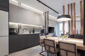公寓, 3 間臥室, 陽台, 城市景觀 | 私人廚房 | 電冰箱、微波爐、烤箱、爐台