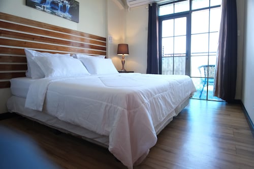 Spacious 2BR Corner Unit | King Bed | Davao Center