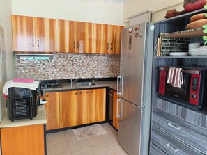 Réfrigérateur, micro-ondes, plaque de cuisson, cafetière/bouilloire