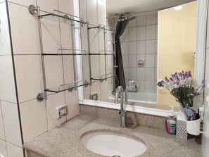 Bidet, serviettes fournies, savon, papier toilette