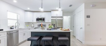 KayoSun Villa /10 Ppl /Heated Pool/ Gym Games/BBQ/30Min Beach/Peaceful Community