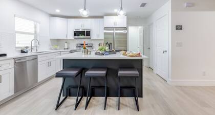 KayoSun Villa /10 Ppl /Heated Pool/ Gym Games/BBQ/30Min Beach/Peaceful Community