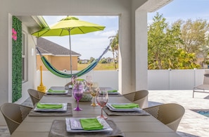 Outdoor dining - KayoSun Villa /10 Ppl /Heated Pool/ Gym Games/BBQ/30Min Beach/Peaceful Community (Cape Coral)