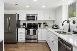 Køleskab, mikrobølgeovn, ovn, kogeplade