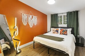 3 Schlafzimmer, Schreibtisch, Bügeleisen/Bügelbrett, Reisekinderbett