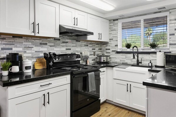 Køleskab, mikrobølgeovn, ovn, kogeplade