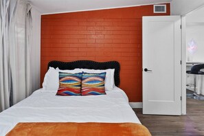 3 habitaciones, escritorio y tabla de planchar con plancha