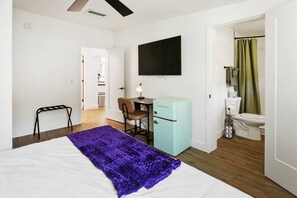 3 chambres, bureau, fer et planche à repasser, lit parapluie