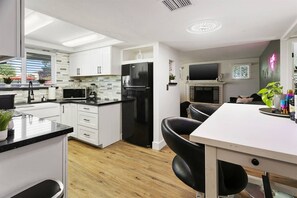 Kühlschrank, Mikrowelle, Ofen, Herdplatte