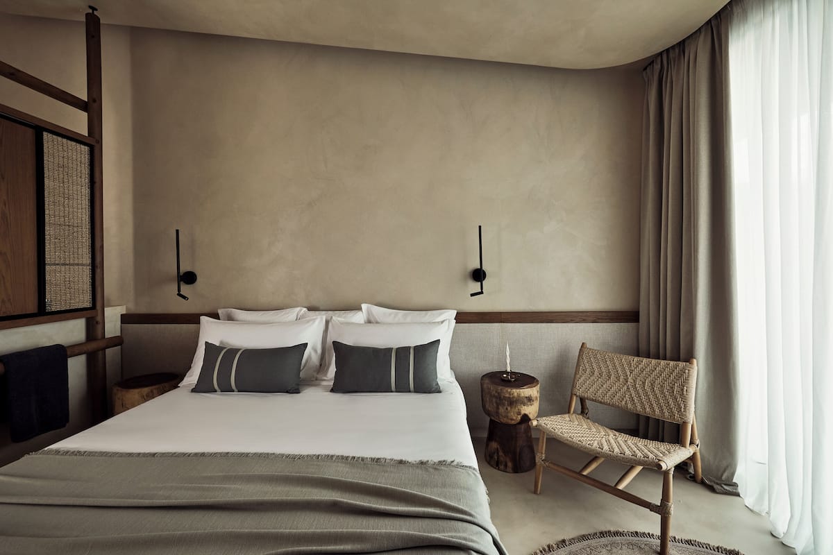 Minibar, desk, free WiFi, bed sheets