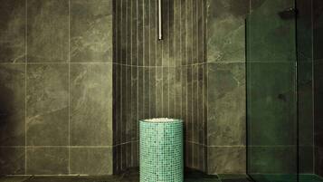 Couples treatment room(s), sauna, hot tub, steam room, body treatments