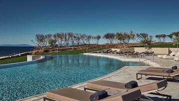 Indoor pool, 2 outdoor pools