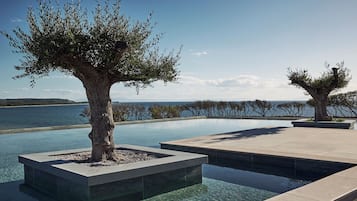 Indoor pool, 2 outdoor pools