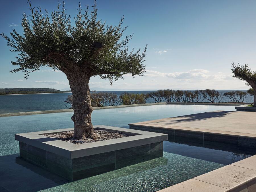 Indoor pool, 2 outdoor pools