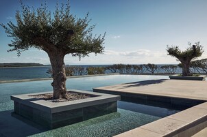 Una piscina techada, 2 piscinas al aire libre