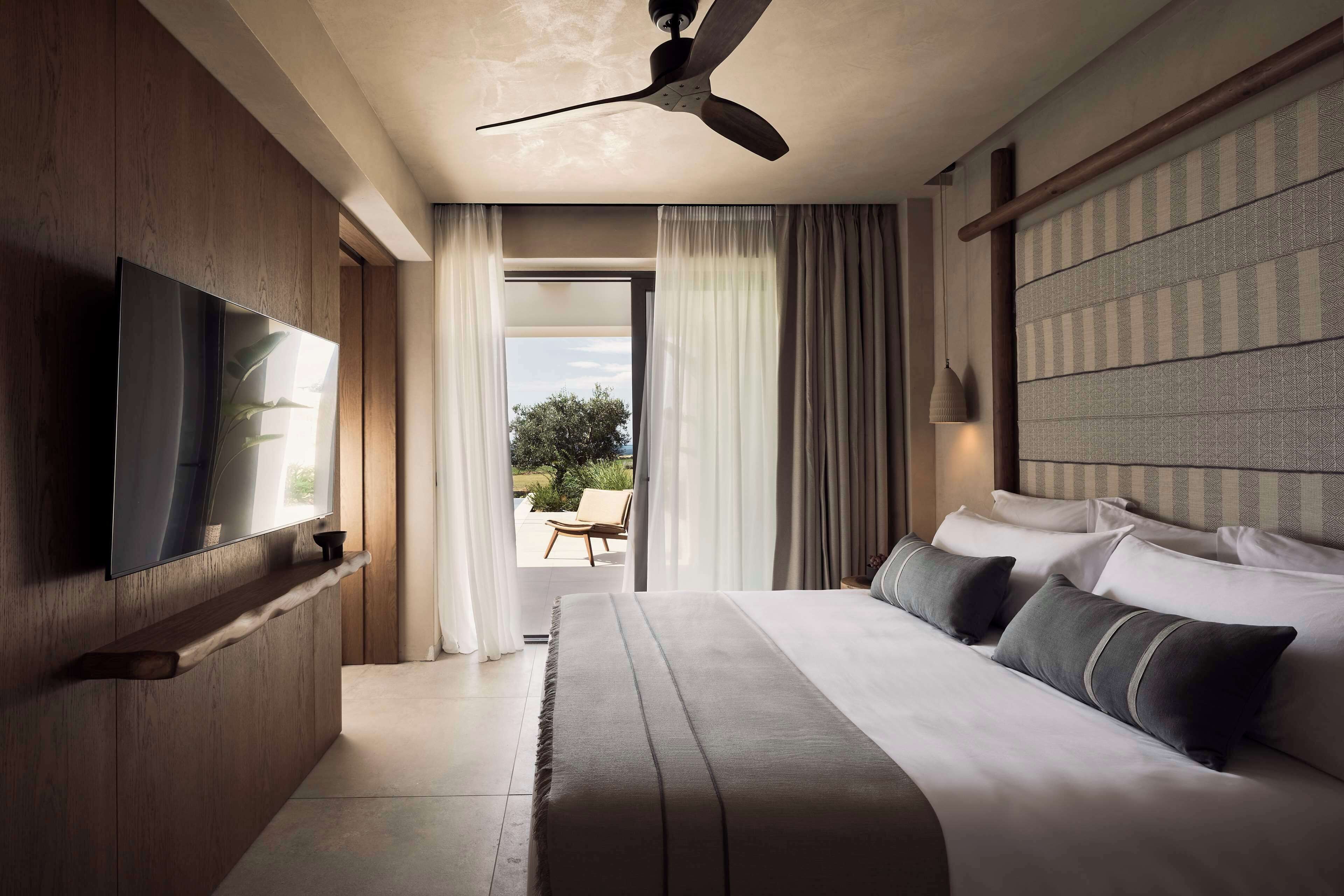 Minibar, desk, soundproofing, free WiFi