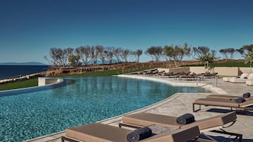 Indoor pool, 2 outdoor pools