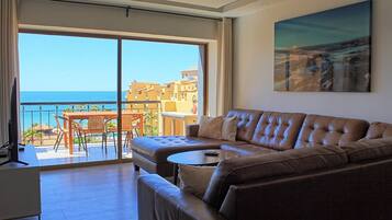 Älytelevisio, pöytätennispöytä, kirjoja