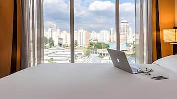 Suíte estúdio conforto, varanda coberta, vista para a cidade | 1 quarto, Wi-Fi de cortesia