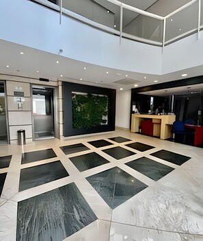 Suite Studio Confort, véranda, vue ville | Hall
