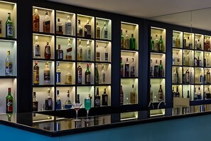 Suite Studio Confort, véranda, vue ville | Bar (sur place)